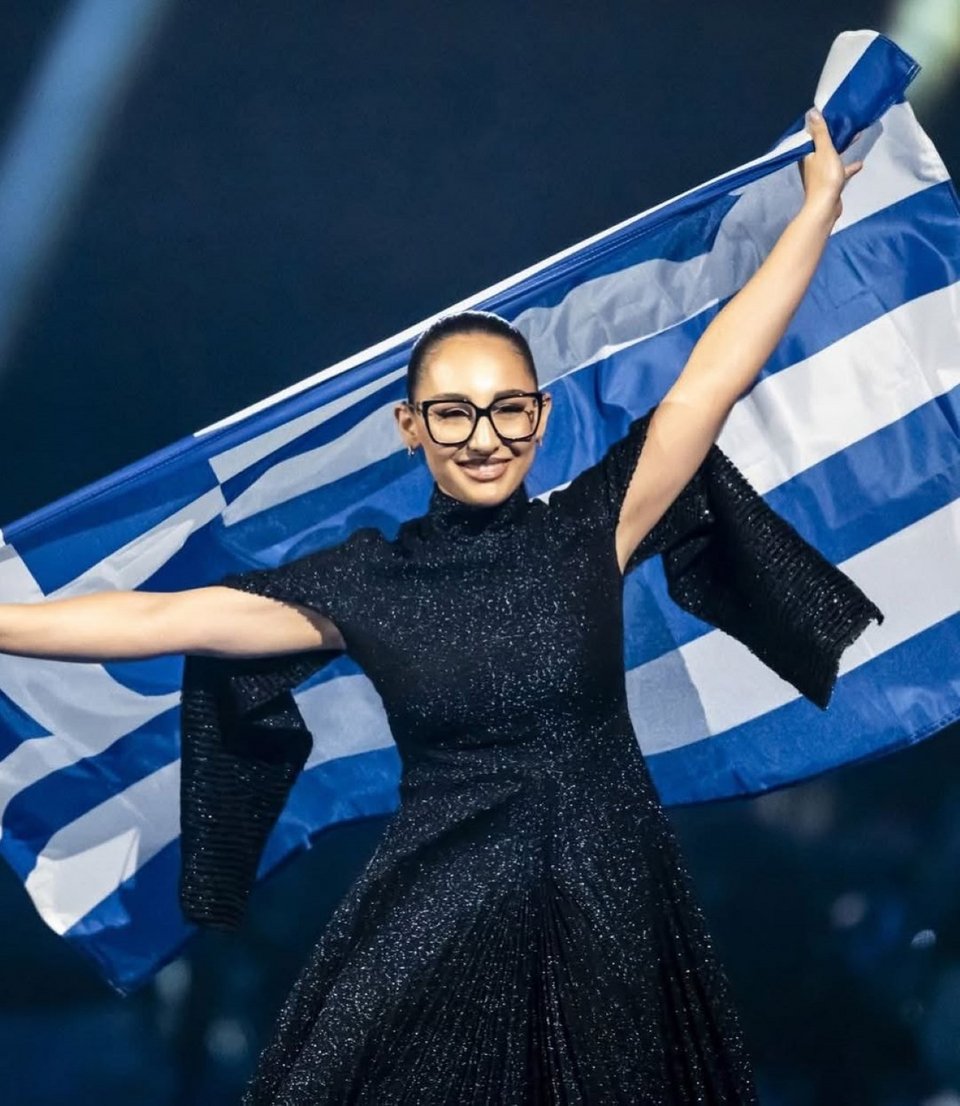 Η Κλαυδία με την ελληνική σημαία