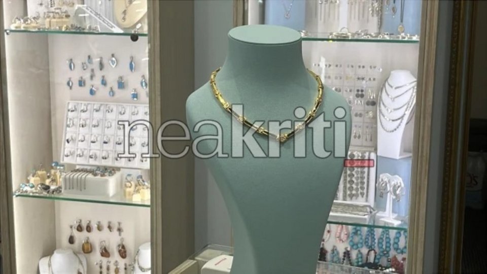 Το κολιέ επεστράφη στο κοσμηματοπωλείο