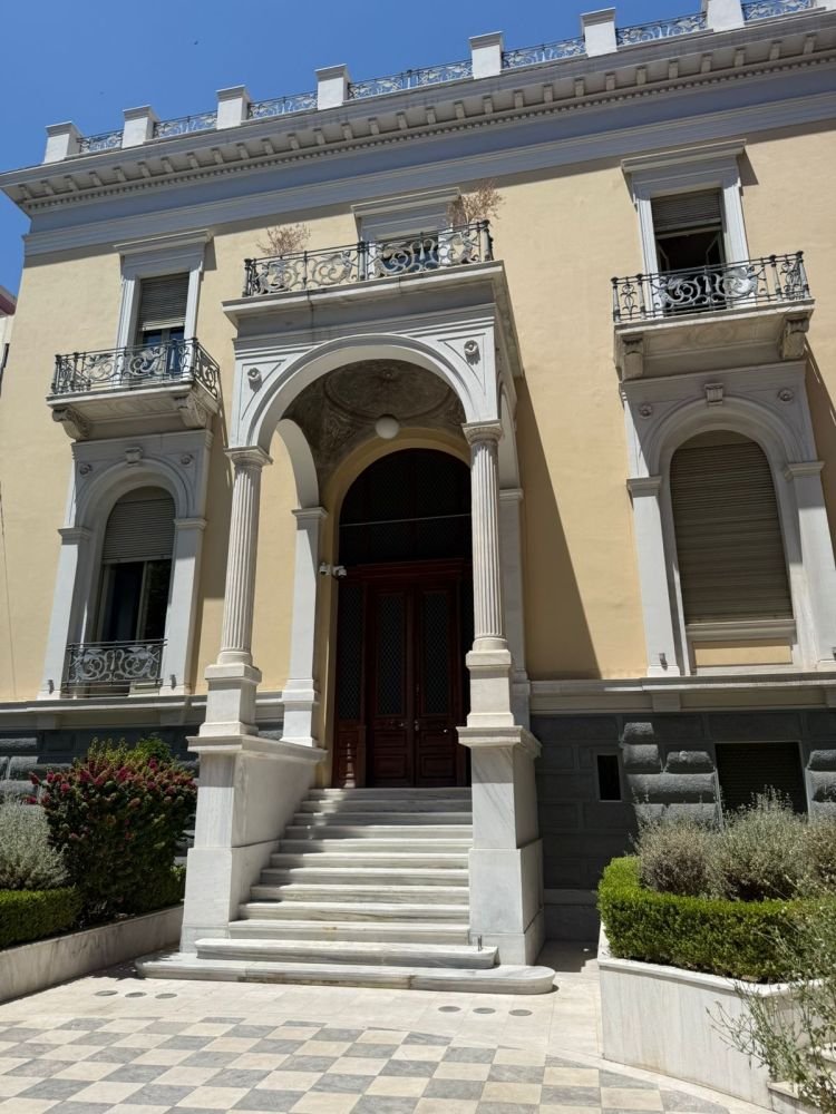 Το Μέγαρο Δεληγιώργη αποτελεί χαρακτηριστικό δείγμα του ώριμου αθηναϊκού νεοκλασικισμού, με εκλεκτικιστικά στοιχεία και αναγεννησιακές επιρροές