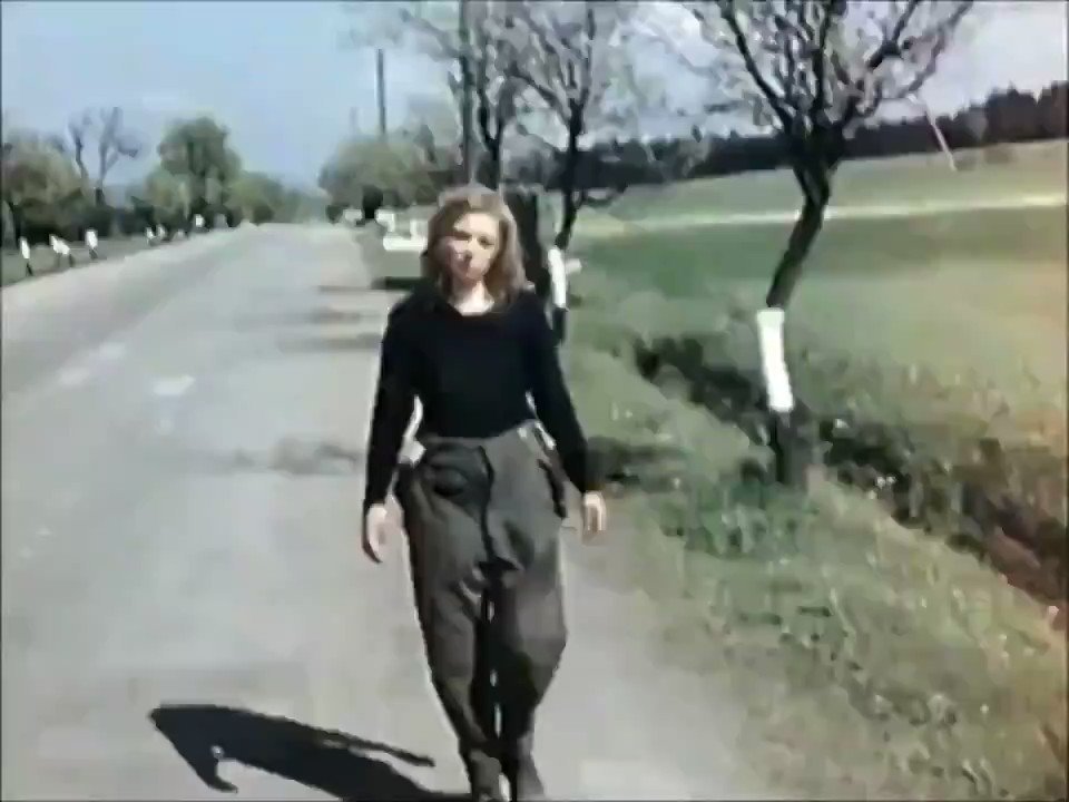 Ντυμένη με μια απλή στολή και με το πρόσωπό της πρησμένο, που προδίδει ότι έχει υποστεί βάναυση κακοποίηση, την είδαν να περπατάει σε έναν δρόμο στην απελευθερωμένη Τσεχοσλοβακία / YOUTUBE