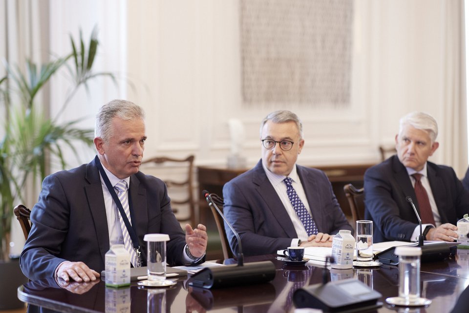 Ο διευθύνων σύμβουλος των ΕΛΤΑ Γρηγόρης Σκλήκας εξηγεί στον πρωθυπουργό τις λεπτομέρειες της συμφωνίας με την Alpha Bank