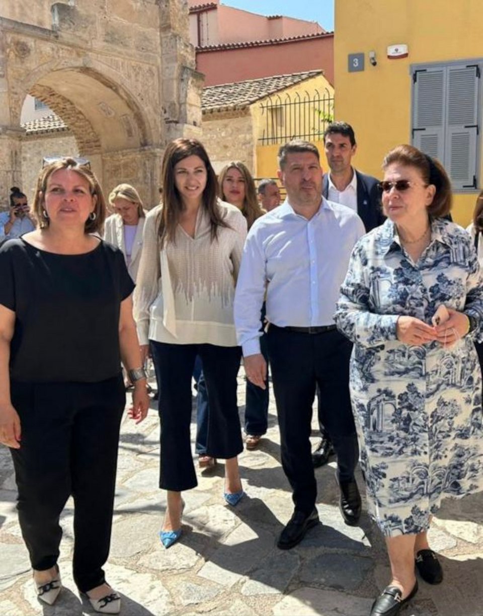 Η Λίνα Μενδώνη με την Σοφία Ζαχαράκη και τον Νίκο Χαρδαλιά στο Μουσείο Νεότερου Ελληνικού Πολιτισμού