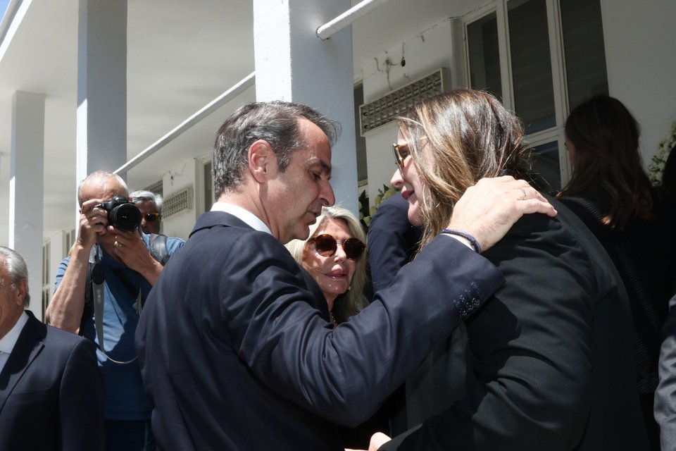 Ο Κυριάκος Μητσοτάκης συλλυπείται την κόρη του εκλιπόντος, Αννα Ροκοφύλλου -@eurokinissi