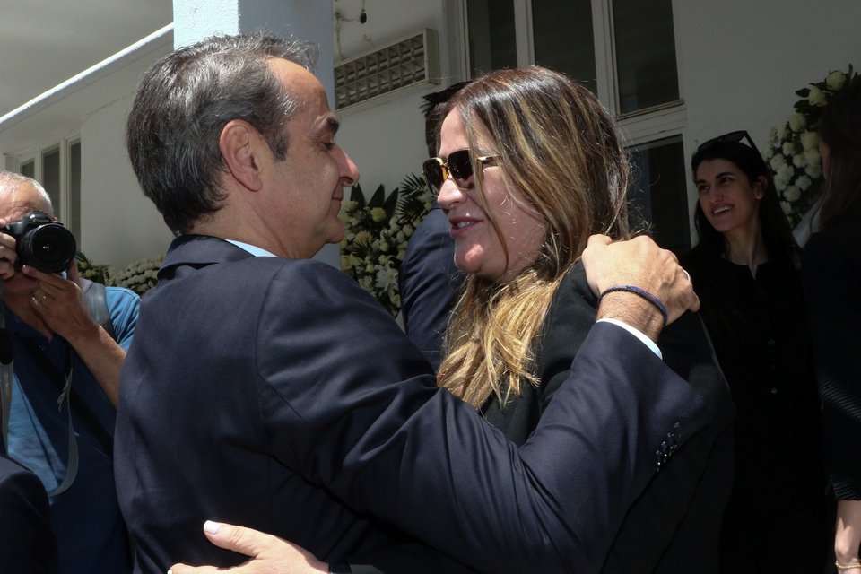 Ο Κυριάκος Μητσοτάκης συλλυπείται την κόρη του εκλιπόντος, Αννα Ροκοφύλλου -@eurokinissi
