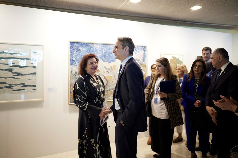 Ο Κυριάκος Μητσοτάκης στα εγκαίνια της έκθεσης ζωγραφικής «Θάλαττα», στην έδρα του ΟΗΕ στη Νέα Υόρκη -Φωτογραφία: Γρ. Τύπου Πρωθυπουργού/ΔΗΜΗΤΡΗΣ ΠΑΠΑΜΗΤΣΟΣ