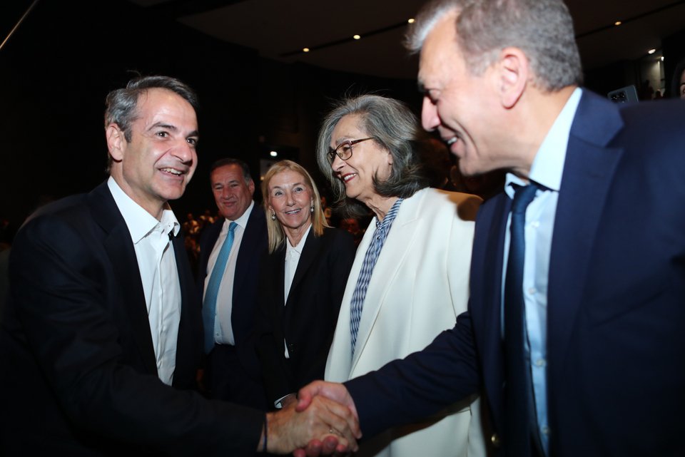 Ο πρωθυπουργός χαιρετά τον αναπληρωτή υπουργό Αθλητισμού Γιάννη Βρούτση, δίπλα του η πρόεδρος του ΣΕΓΑΣ Σοφία Σακοράφα