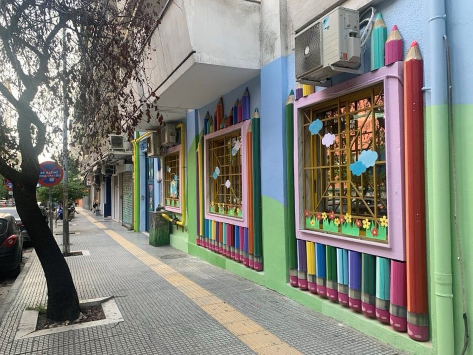 Γεμάτη χρώματα η είσοδος του νηπιαγωγείου στο κέντρο της Θεσσαλονίκης