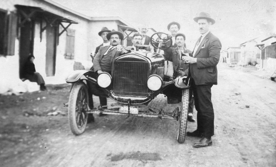 1908, ο Θεολογος με παρεα και το πρωτο ελληνικο αυτοκινητο