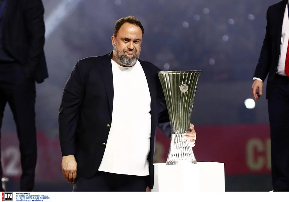 Ο Βαγγέλης Μαρινάκης αγκαλιά με το ευρωπαϊκό του Ολυμπιακού