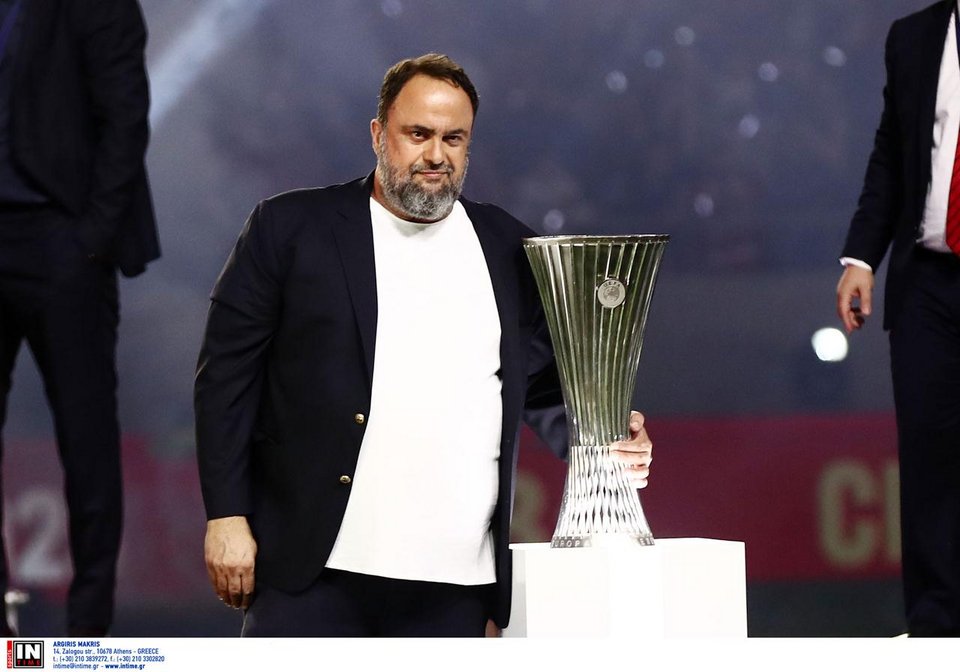 Ο Βαγγέλης Μαρινάκης αγκαλιά με το ευρωπαϊκό του Ολυμπιακού