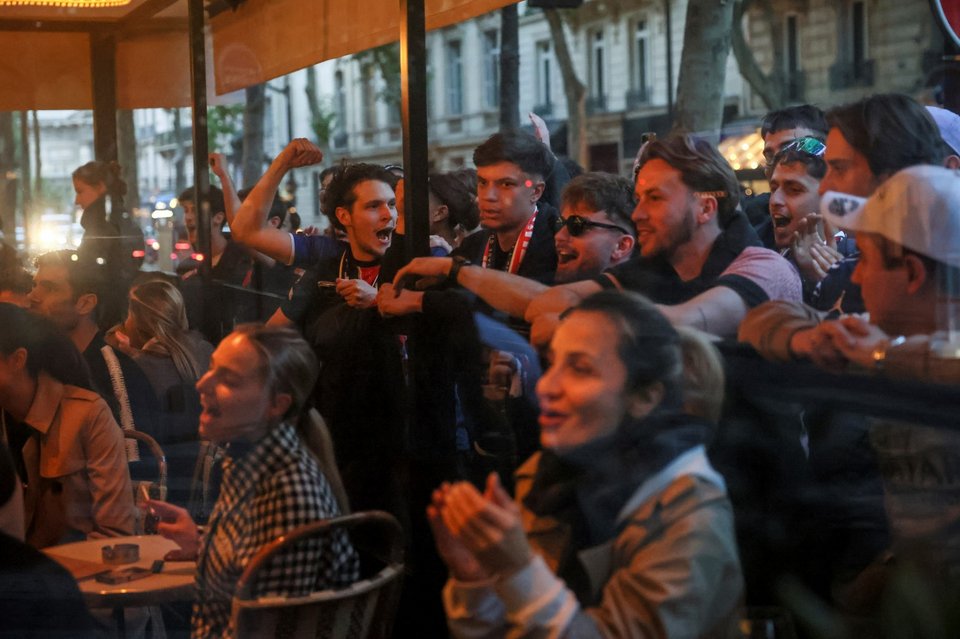 Φίλοι της Παρί Σεν Ζερμέν παρακολουθούν τον ημιτελικό του Champions League σε καφέ του Παρισιού/AP