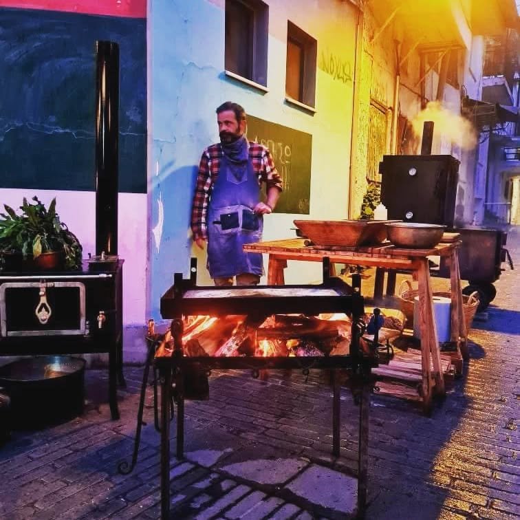 Νομαδική κουζίνα σε πεζόδρομο με σεφ τον Παναγιώτη Σιαφάκα για τους Nomade et Sauvage / Φωτογραφία: panagiotissiafakas/Instagram