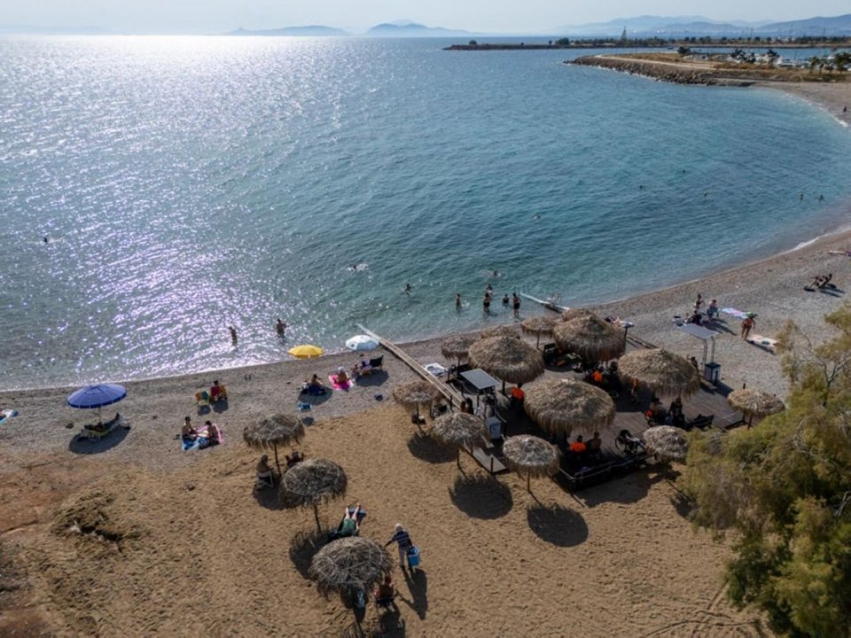 Η πρότυπη εγκατάσταση με τα δύο ειδικά τηλεχειριζόμενα αμαξίδια για την απρόσκοπτη πρόσβαση των ΑμεΑ στη θάλασσα