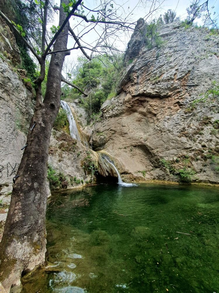 Ο καταρράκτης, ο οποίος πέφτει από ύψος δέκα μέτρων