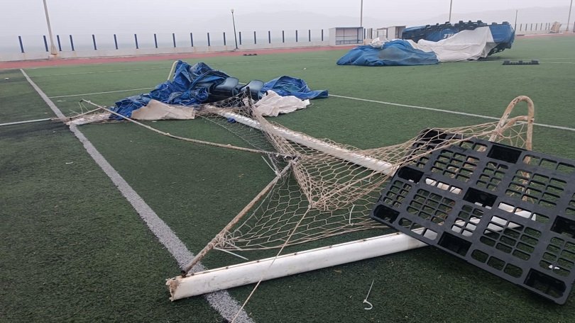 Πεσμένα αντικείμενα στο γήπεδο της Κισσάμου, στην Κρήτη