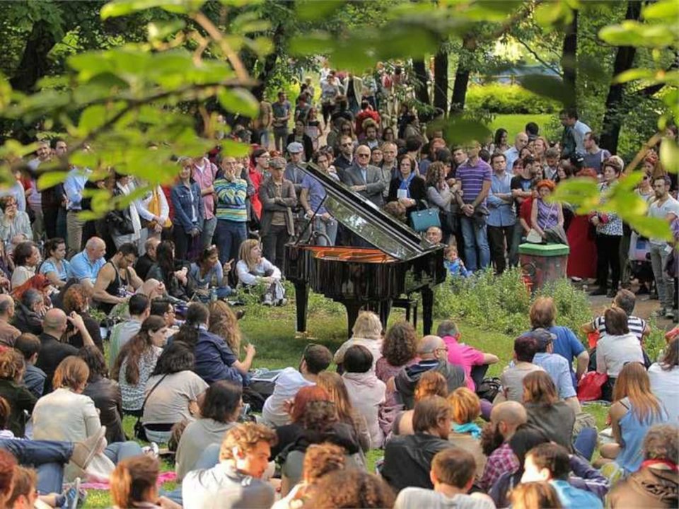 Το Piano City Athens είναι το πρώτο φεστιβάλ που συμβαίνει κυριολεκτικά σε όλη την πόλη. Η μουσική απλώνεται σε πάρκα, πλατείες, πεζόδρομους, στο αεροδρόμιο, σε μουσεία, πρεσβείες, νοσοκομεία, ωδεία, γκαλερί