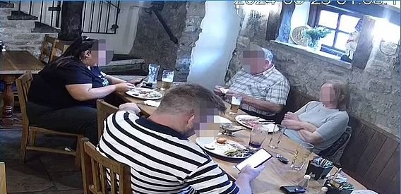 Φωτογραφία της οικογένειας από κάμερα κλειστού κυκλώματος