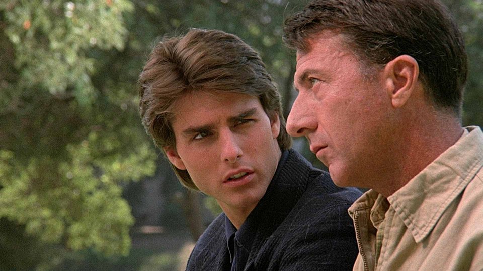 Το «Rain Man» ακολουθεί έναν νεαρό επιχειρηματία (Κρουζ) του οποίου ο πατέρας αφήνει την περιουσία του στον άλλο αδελφό του, τον οποίο δεν γνώριζε ότι υπήρχε (Χόφμαν) / IMDB
