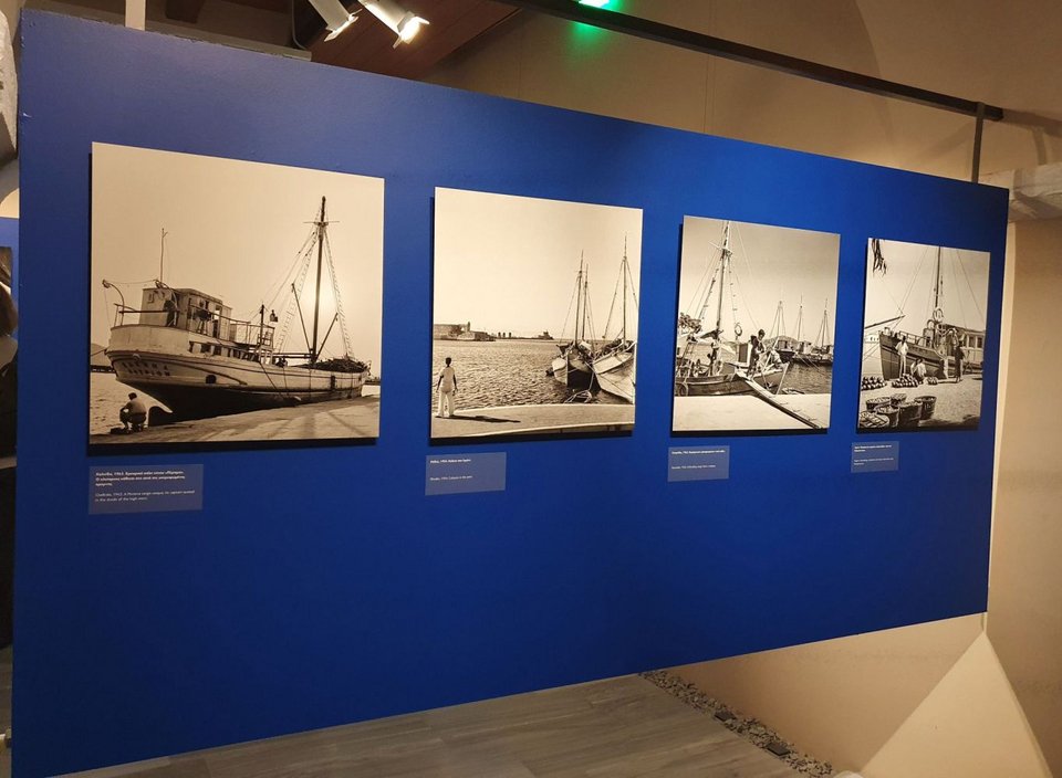 «Οι φωτογραφίες αυτές, μέχρι τη δεκαετία του 1950», σημείωσε ο κ. Μακέιμπ, «σχεδόν αποτυπώνουν την εικόνα της Ελλάδας που ερχόταν από την αρχαιότητα, χωρίς υποδομές, χωρίς λιμάνια και δίκτυα κοινής ωφέλειας. Όλα γινόντουσαν τότε με τα καΐκια»