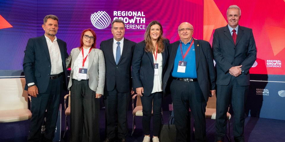 Η πρόεδρος του ΙΝΕΔΙΒΙΜ, Άννα Ροκοφύλλου στο Regional Growth Conference 2025, στην Πάτρα -Φωτογραφία: ΒΑΣΙΛΗΣ ΛΑΜΠΙΡΗΣ