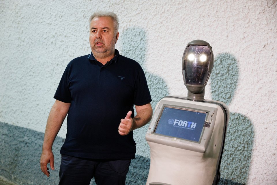 Ο Νίκος Καρτάλης Επιστημονικός Διευθυντής στο Σπήλαιο της Αλιστράτης μαζί με το ρομπότ-ξεναγό Περσεφόνη