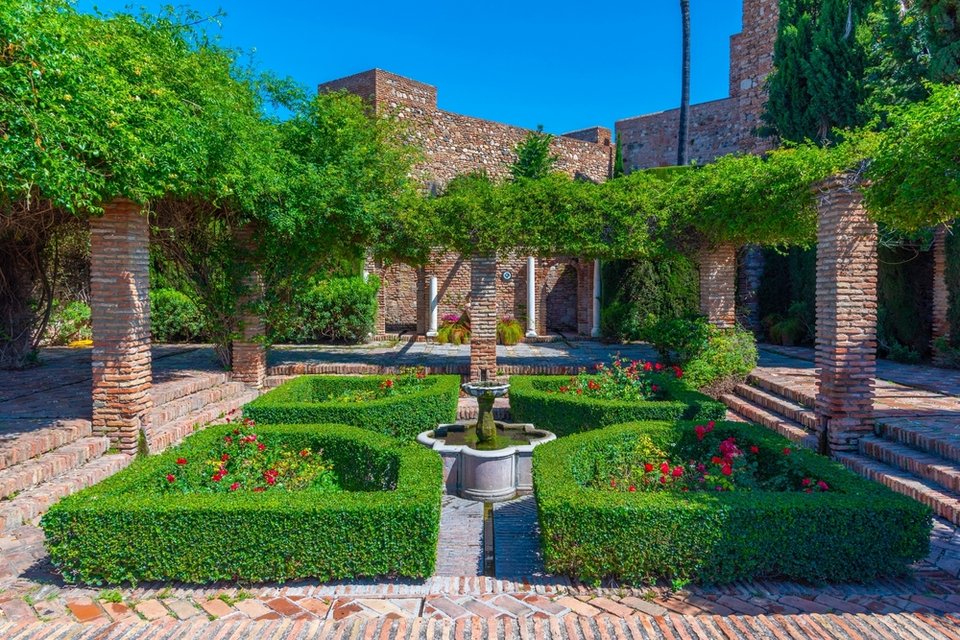 Οι καταπράσινοι κήποι του Alcazaba / Φωτογραφία: shutterstock