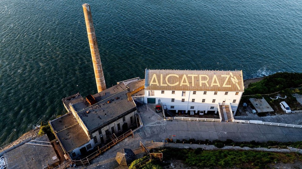 Το Αλκατράζ βρίσκεται στον κόλπο του Σαν Φρανσίσκο και είναι ορατό από τη Γέφυρα Γκόλντεν Γκέιτ της πόλης / WIKIPEDIA