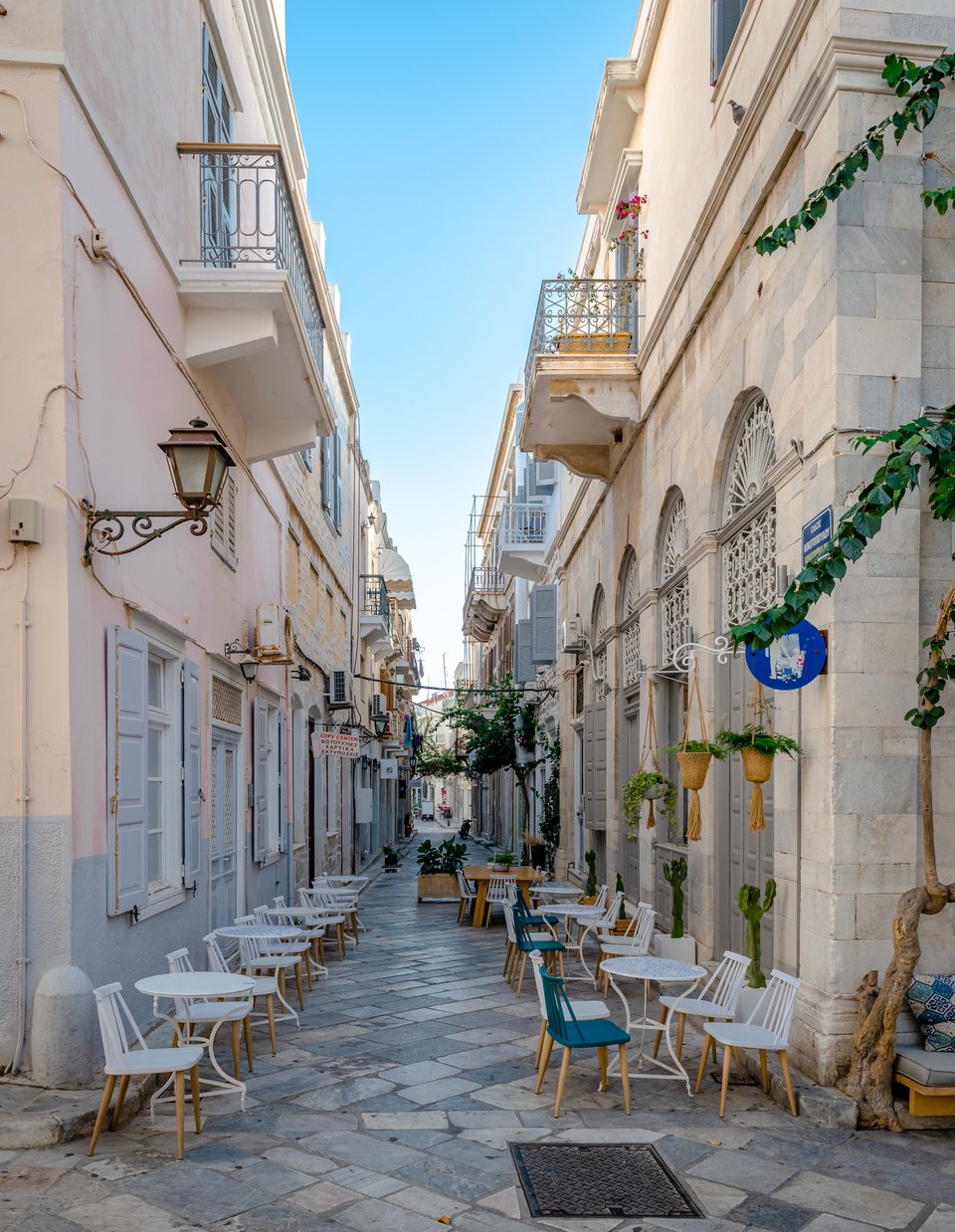 «Νεοκλασική κομψότητα» αποκαλεί τη Σύρο ο συντάκτης της λίστας, τονίζοντας πως «η πρωτεύουσα των Κυκλάδων αποτελεί ένα ιδιαίτερο μείγμα ελληνικής αισθητικής και ευρωπαϊκής μεγαλοπρέπειας»