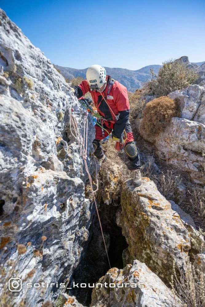 Το βαθύτερο σπήλαιο των Κυκλάδων, που φτάνει τα 132 μέτρα, με πηγάδια και αίθουσες με εντυπωσιακά πλούσιο διάκοσμο, ανακάλυψε επιστημονική αποστολή στην Αμοργό