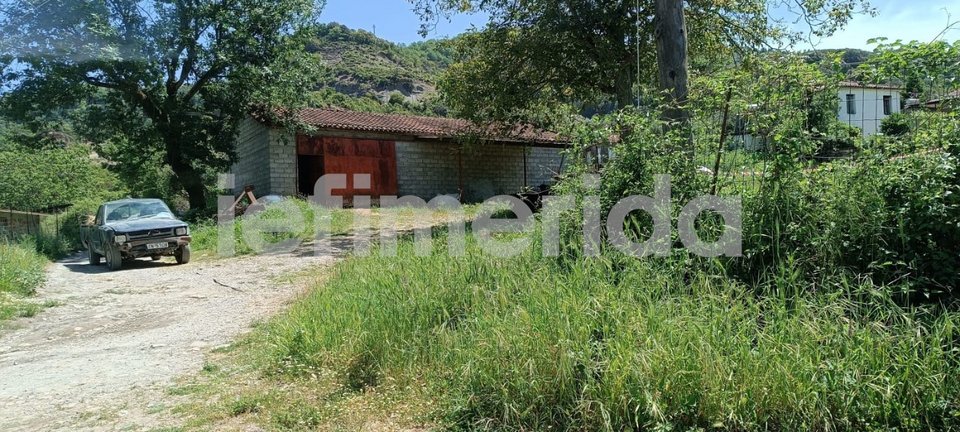 Το σπίτι στο οποίο διέμεναν ο ηλικιωμένος με τον γιο του που τον δολοφόνησε:
