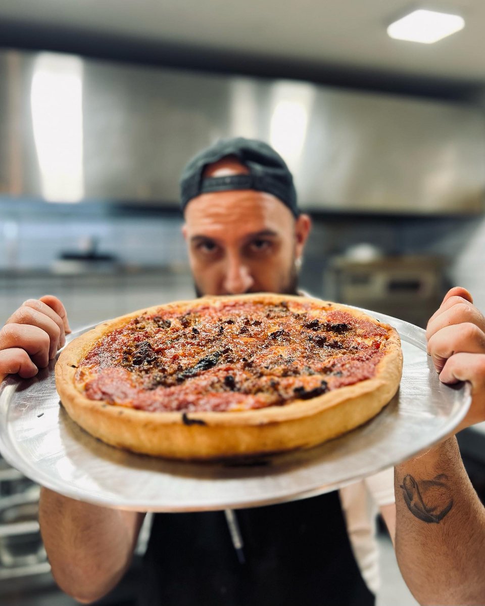 O Στηβ Στεφανίδης με την deep dish πίτσα του «ΣΤΗΒΣ ΑΕ» στον Κεραμεικό / Φωτογραφία: steves_athens/Istagram