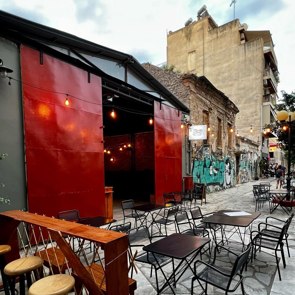 Ο εξωτερικός χώρος του παλιού συνεργείου που έχει γίνει ένα πολυσυζητημένο street food μαγαζί με μπέργκερ και πίτσα / Φωτογραφία: steves_athens/Istagram