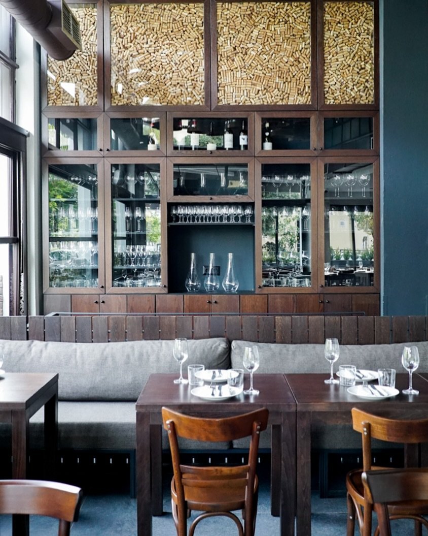 O λιτός αλλά ζεστός χώρος του γαστρομαγειρείου «Στου Λου», στον Κεραμεικό / Φωτογραφία: stou.lou/Instagram