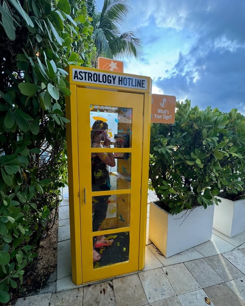 Μεταξύ άλλων, συνάντησε έναν τηλεφωνικό θάλαμο για... αστρολογικές προβλέψεις