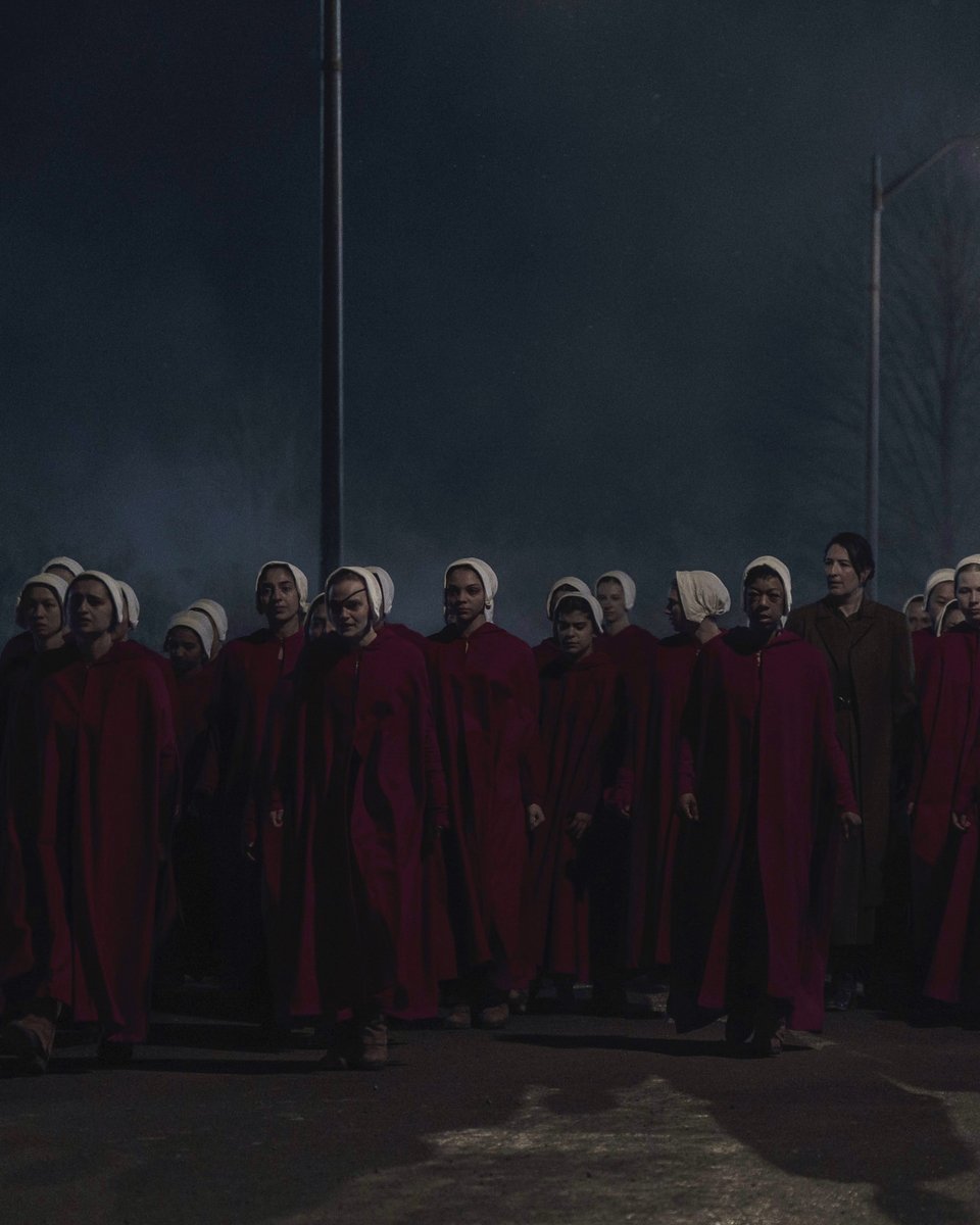 Σκηνή από τη σειρά The Handmaid’s Tale η οποία διαδραματίζεται σε ένα δυστοπικό μέλλον