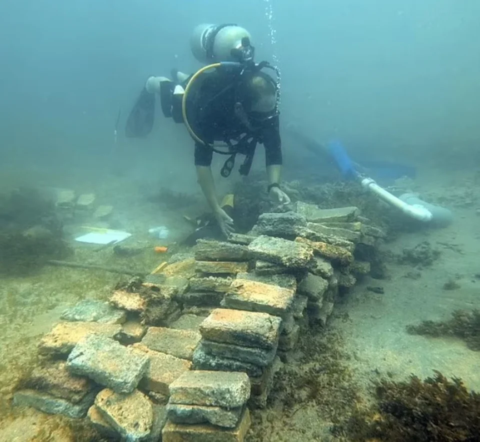 Τα περίφημα κίτρινα τούβλα στον πυθμένα του Ατλαντικού ωκεανού