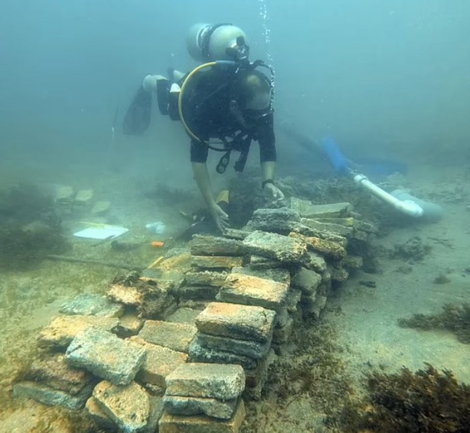 Τα περίφημα κίτρινα τούβλα στον πυθμένα του Ατλαντικού ωκεανού
