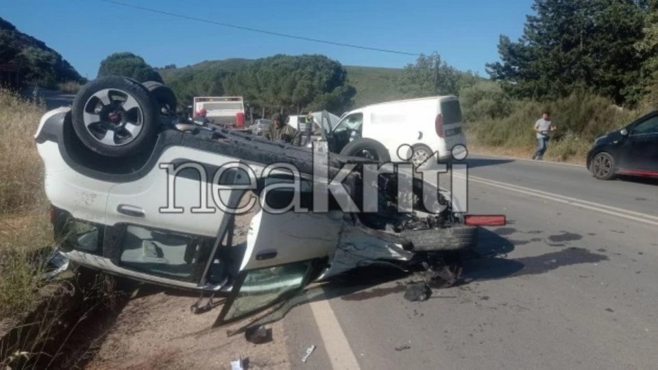 Το αυτοκίνητο που ανετράπη κατά τη διάρκεια της καραμπόλας