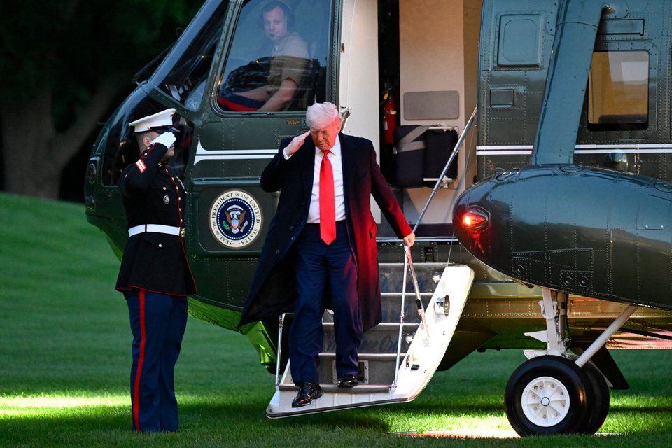 Ο Τραμπ κατά την άφιξή του στο Trump National Golf Club