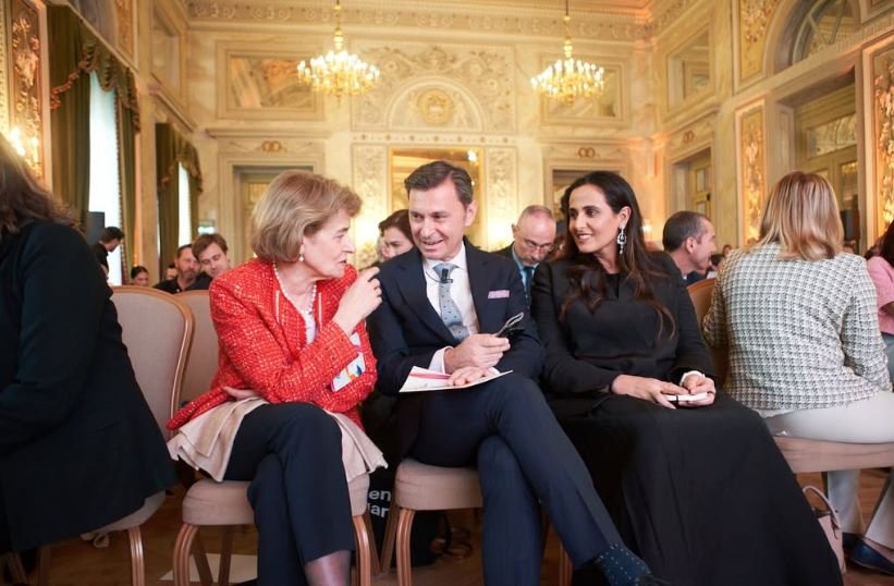 O Aχιλλέας Τσάλτας με την πρώην Γενική Διευθύντρια της UNESCO Iρίνα Μπόκοβα (αριστερά) και την Σεΐχα Μαγιάσσα, στη Βενετία, στο Αrt For Tomorrow 2024.