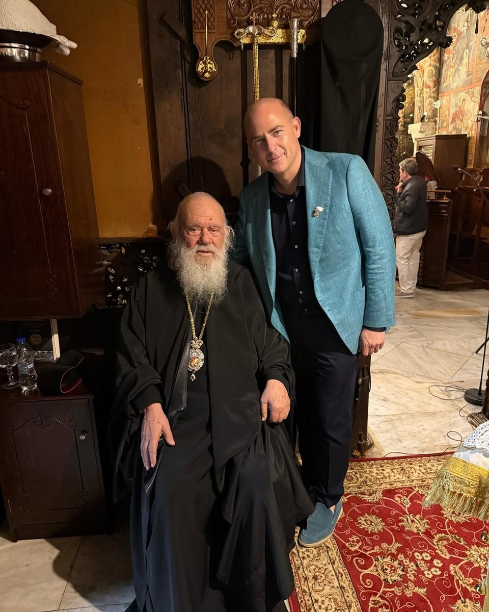 Ο Γιάννης Στασινόπουλος με τον Αρχιεπίσκοπο Ιερώνυμο/@giannisstasinopoulos