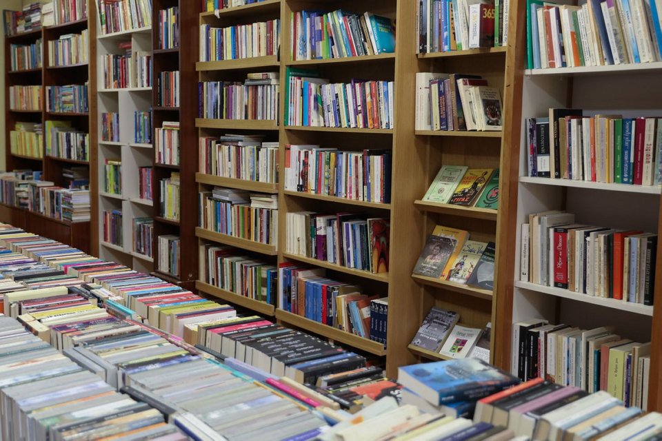 Συνολικά το κατάστημα αριθμεί περίπου 70 - 80.000 βιβλία, εκ των οποίων περίπου τα 17 – 18.000 βρίσκονται στα ράφια των βιβλιοθηκών και τα υπόλοιπα στο υπόγειο