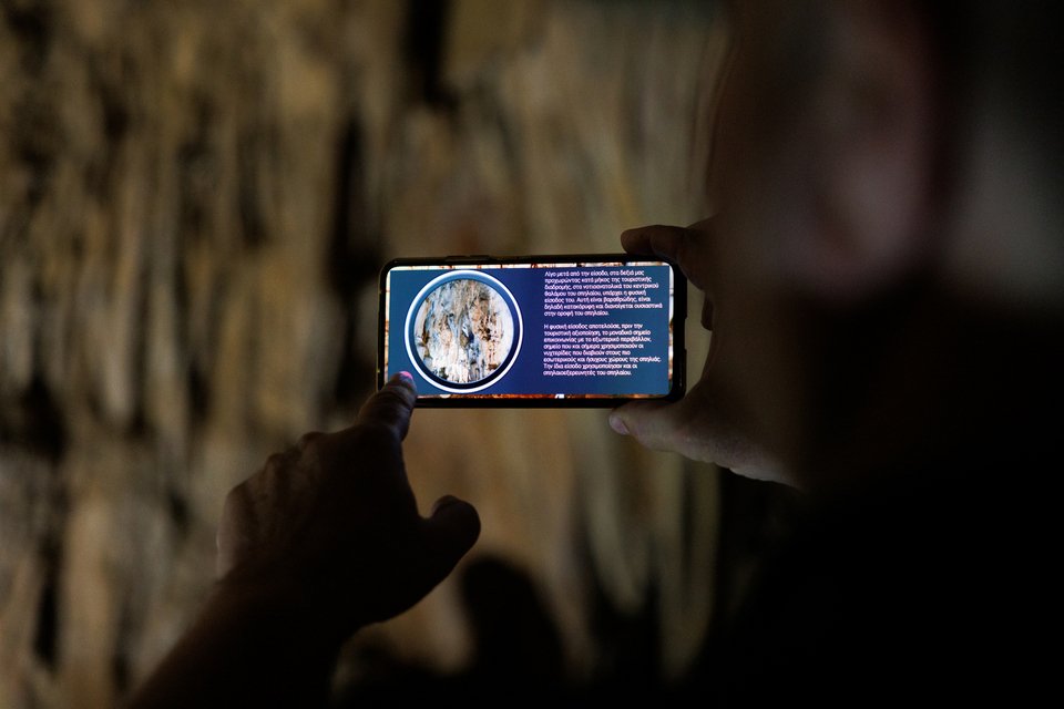 Ο Νίκος Καρτάλης Επιστημονικός παρουσιάζει διαδραστικό τρόπο ξενάγησης στο Σπήλαιο της Αλιστράτης με την χρήση Virtual Reality συσκευής, στο πλαίσιο ξενάγησης στο σπήλαιο, Αλιστράτη