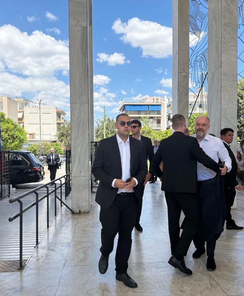 Ο Χρίστος Κούγιας -Δεξιά, με το λευκό πουκάμισο, ο σύζυγος της Άννας Ροκοφύλλου, Σπήλιος Μανιάς