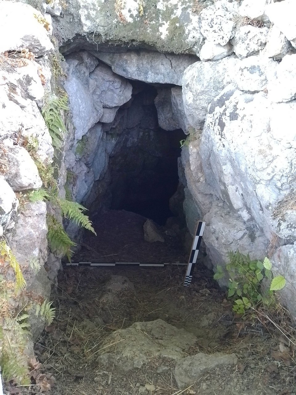 Άποψη της κτιστής υπόγειας κρήνης, από τα βορειοανατολικά