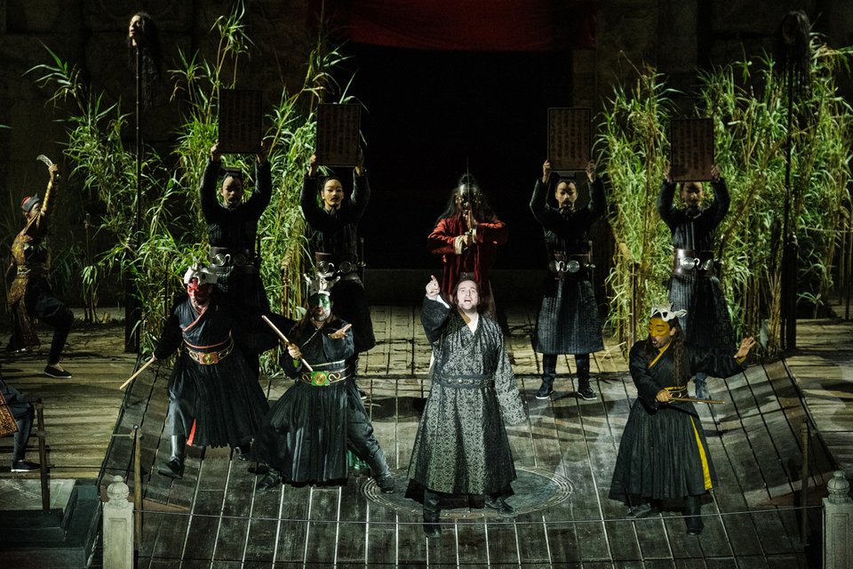 Οι Γ. Καλύβας, Α. Καραούλης, Ρ. Μάσσι και  Χ. Ανδριανός στην πρεμιέρα της Τουραντότ στο Ηρώδειο/  Φωτογραφία: Γιάννης Αντώνογλου 