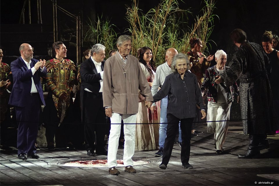 Υπόκλιση του σκηνοθέτη Αντρέι Σερμπάν και της Χλόης Ομπολένσκι στην πρεμιέρα της Τουραντότ / Φωτογραφία: Χ. Ακριβιάδης