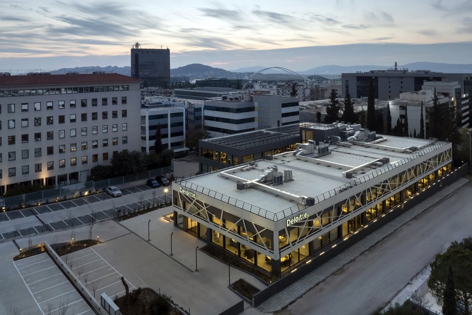 Αεροφωτογραφία των νέων κτιριακών εγκαταστάσεων της εταιρείας Deloitte στο Μαρούσι / Φωτογραφία: Courtesy of A&amp;M Architects