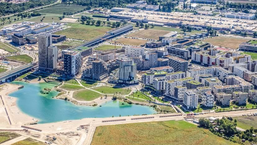 To συγκρότημα Seestadt αποτελείται από ένα μείγμα κατοικιών που έχουν κατασκευαστεί από τον δήμο και κατοικιών που επιδοτούνται από τον δήμο / WIKIPEDIA