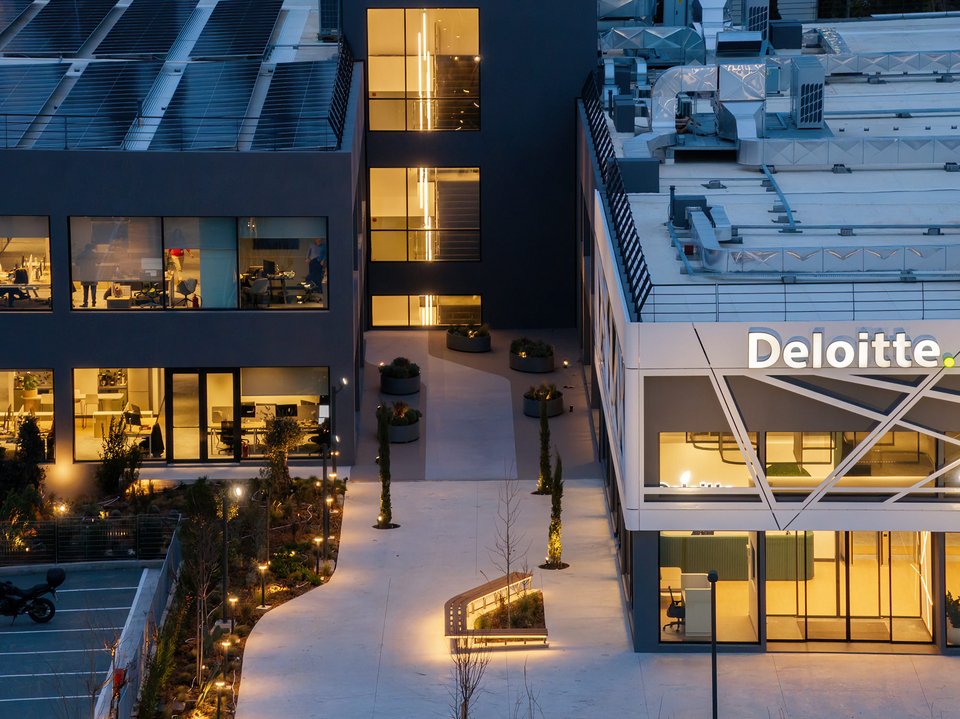 Η σύνδεση των δύο όγκων -του μοντερνιστικού και του φουτουριστικού- στα γραφεία της Deloitte στο Μαρούσι / Φωτογραφία: George Fakaros Photography - Courtesy of TAF | The Architectural Firm